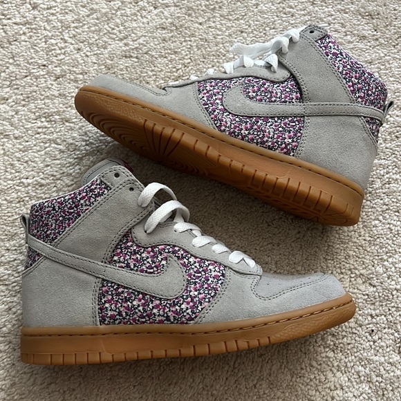 New Nike Floral Sneaker - size 5 women - Picture 2 of 5